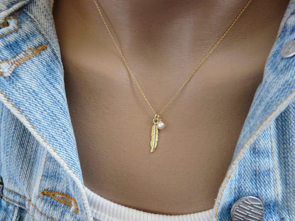 Feather necklace, Gold feather, Feather pendant, Pearl necklace, Delicate necklace, Boho necklace