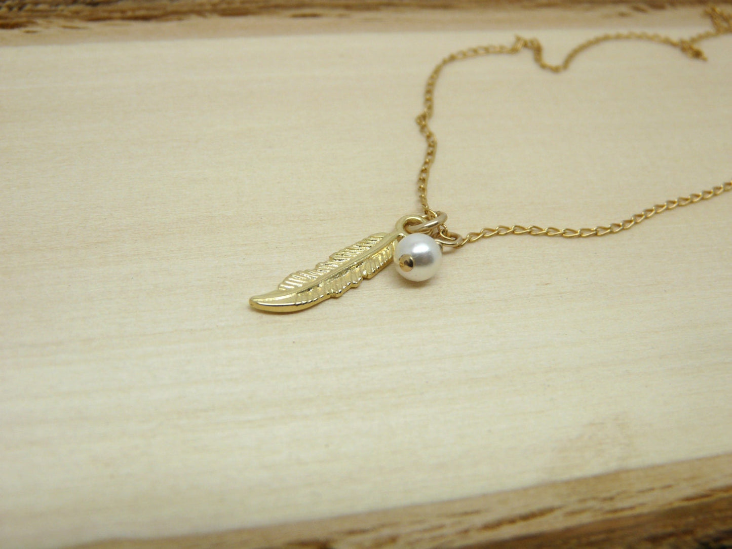 Feather necklace, Gold feather, Feather pendant, Pearl necklace, Delicate necklace, Boho necklace